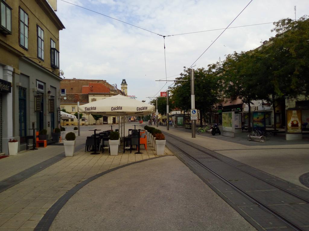 Apartment Downtown Osijek Exterior photo